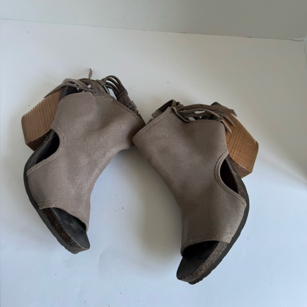 OTBT Free Spirit Fringed Tan Suede Chunky Heeled Sandals Womens Size 10 - Picture 6 of 16